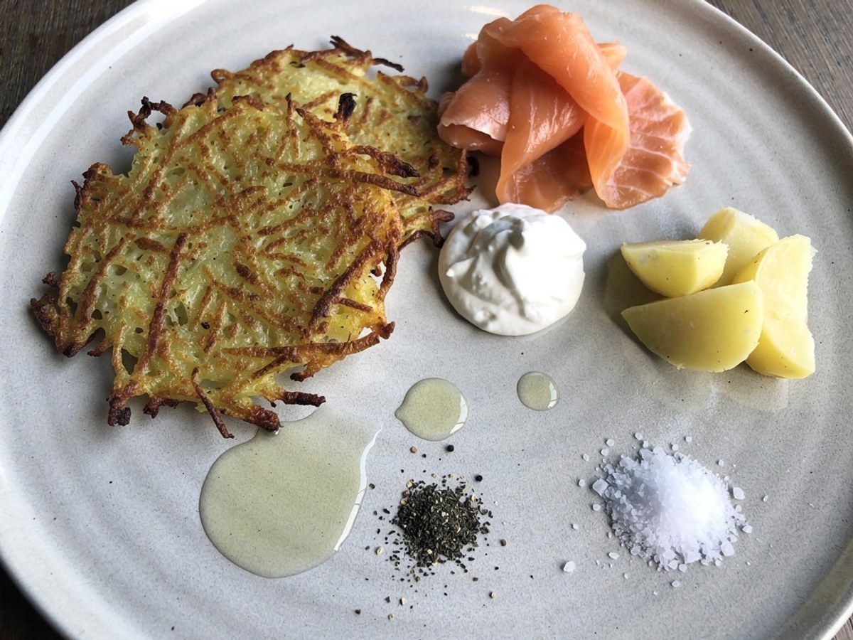 Kartoffelpuffer mit Räucherlachs und Zitronen-Crème-fraîche